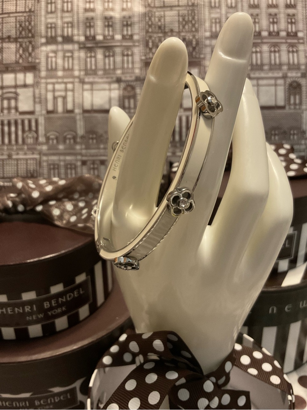 EUC Henri Bendel Miss Bendel 6 Flower Cream and Silver Enamel Hinged Bangel